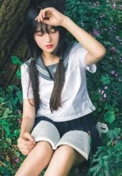 清纯可爱校花草坪户外写真壁纸图片_高清桌面壁纸