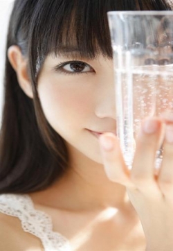 日本清纯美少女室内写真手机壁纸_高清手机壁纸图片大全