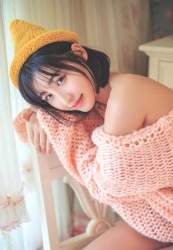 清新粉色毛衣美女室内写真手机壁纸_高清手机壁纸图片大全