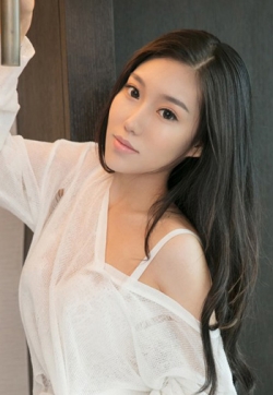 蕾丝女郎美女之美陈亦菲撩人内衣秀摆姿销魂美女写真图片