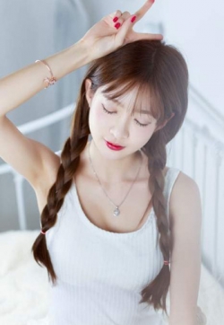 清纯白皙美女甜美少女美女之美居家写真iPhone壁纸_高清手机壁纸图片大全