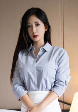 亚洲90后美女nova李雅蓝色衬衫短裙职业装丝袜美腿高清妹妹写真集