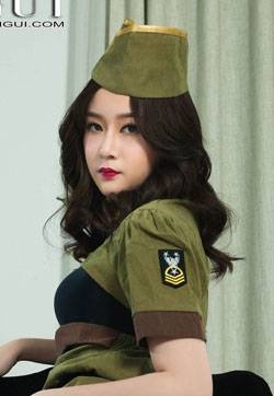 年轻漂亮美女Model婷婷女兵捆绑镣铐写真集