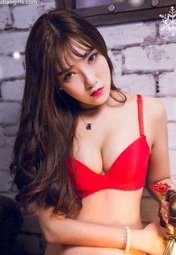 90后模特何娇娇药药夜的私欲平安夜双飞VIP专享写真集