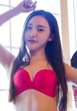 90后模特崔昭妍雪屋比基尼写真集