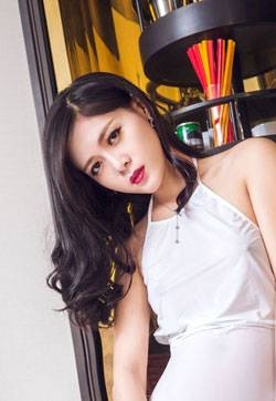 头条女神模特儿金圣雪性感白色透视白连身裙高清妹子写真集