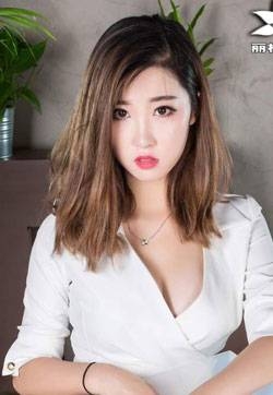 零零后小美女模特筱筱OL冰块丝足高清mm写真集