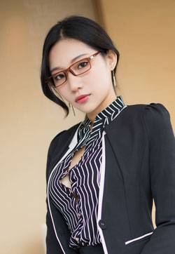 内地90后新晋平面模特小狐狸Sica职场OL制服黑丝美腿高清大长腿写真集