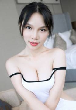 童颜美胸小纯子纯白制服诱惑动人