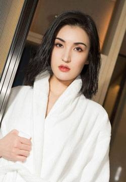亚洲美女性身体瑞莎眉目传情高清妹子写真集