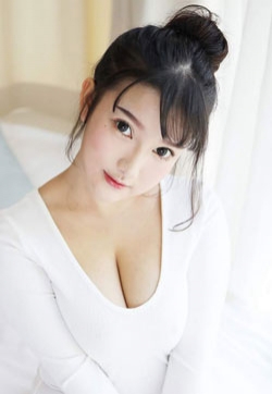 亚洲美女摄影模特小尤奈清新的低胸内衣与比基尼高清mm写真集