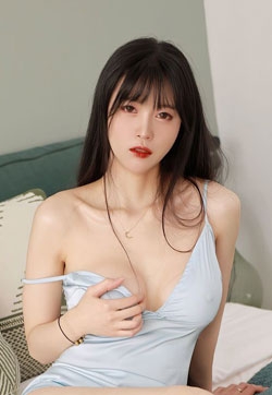 内地90后平面模特桃香子-浅蓝色绸缎吊裙轻裹婀娜身躯高清壁纸图片