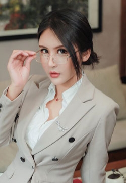 极品妖艳小秘书Emily无内丝袜包臀露酥胸诱惑不断高清美女写真专辑