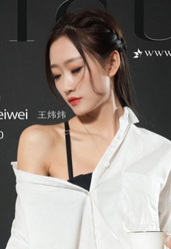 玉足诱惑王炜炜性感白衬衫女郎高清美女写真集