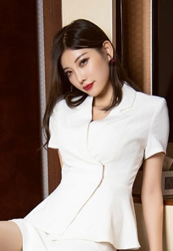 日本女优萌妹子贴心秘书杨晨晨肉丝美足为你褪去疲劳高清美女写真图片