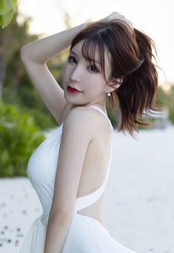 性感丝袜美臀优美长发女神周于希白色衣裙娇躯羞涩于沙滩丛中高清美女图片