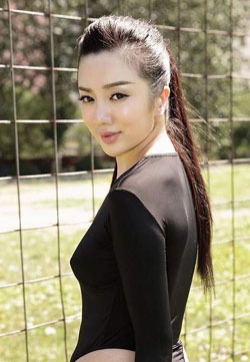 美女模特图片高叉紧身衣露沟美女照