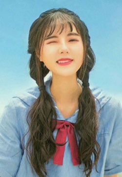 清纯甜美美女户外写真高清桌面壁纸_高清桌面壁纸