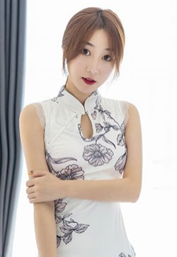 美女欣赏气质白皙玉女九月生旗袍肉丝长腿撩人写真图片