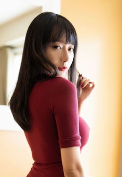 最新美女私人照何嘉颖-诱人猩红连体衣与魅惑黑丝美腿系列