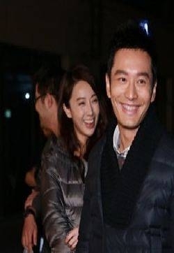 黄晓明生日图片：生日蛋糕片场调侃周迅胸大