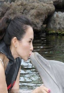 章子怡微笑亲吻海豚 天后尽展邻家女孩范