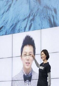 谢娜杜海涛亮相护鲨活动 姐弟俩默契十足