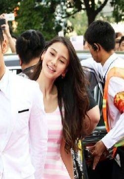 黄晓明牵手baby为新店剪彩 恩爱令人羡慕