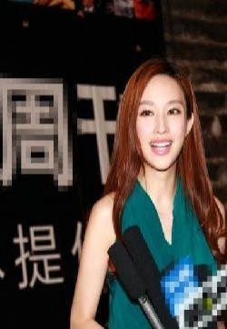 张俪个性连衣裙亮相颁奖盛典