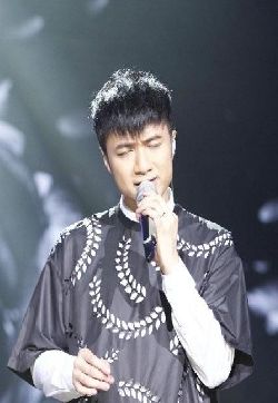 《天天向上》古巨基高清舞台照演绎最萌主持人