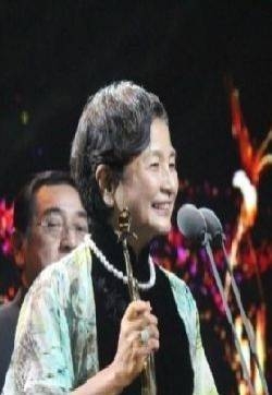 秦沛获奖玩起互动自拍 郑佩佩感谢黄晓明