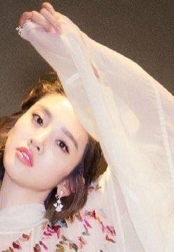 演员唐艺昕时尚短发性感写真图片