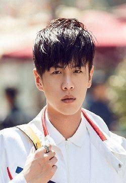 张若昀时尚街拍美图