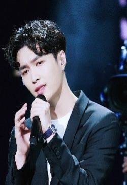 张艺兴帅气十足演唱会图片