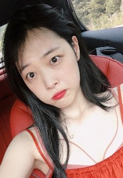 性感美女明星崔雪莉大胆车内自拍照图片