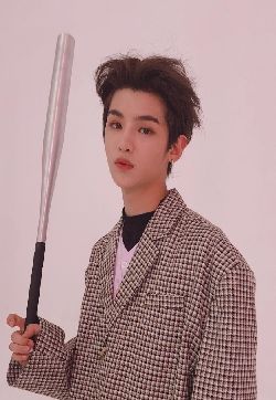高清内地男星棒球少年黄明昊休闲帅气图片