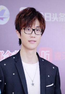 许嵩图片 许嵩华歌榜获奖图片