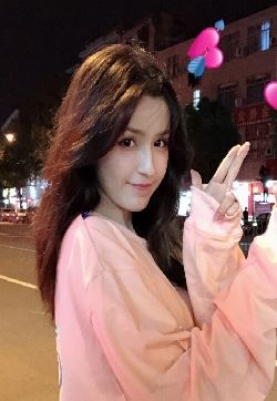 中国内地演员哈妮克孜甜美粉嫩街拍图片