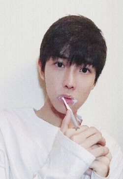 高清中国内地男星元气少年郑繁星慵懒居家图片