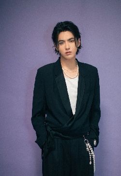 高清广州男明星吴亦凡黑色西服帅气图片