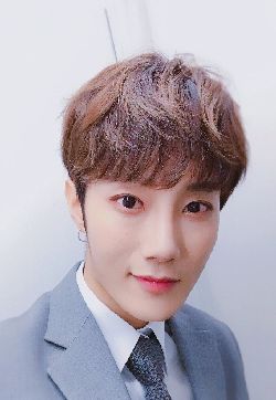 高清内地男星刘也灰色西装帅气图片