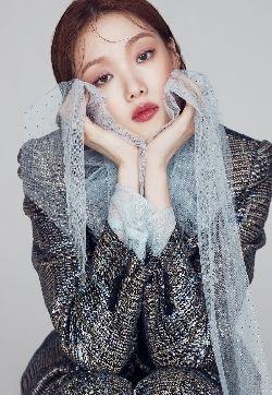 高清韩国女演员模特李圣经性感中文杂志写真图片