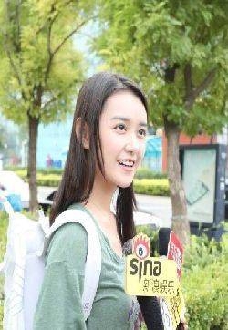 蒋依依私服甜笑入学照图片