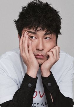 高清辽宁省鞍山男演员雷佳音睿士十月刊封面写真图片
