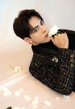 高清广东省深圳男明星曾舜晞精致优雅绅士写真图片