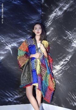 高清河北省石家庄美女张梓琳彩色拼贴披风写真图片