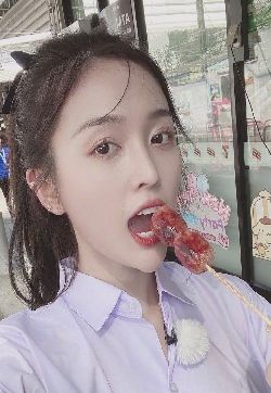高清女明星吴宣仪校服造型自拍照图片