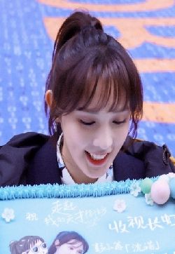 高清中国北京美女明星彭小苒灵动俏皮生日写真图片