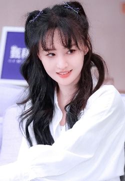 高清中国内地女演员郑爽波浪卷马尾俏皮图片