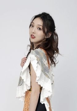 高清内陆美女星强东玥格纹裙优雅写真图片
